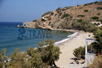 Αμπράμι μία μικρή παραλία με βότσαλα