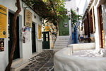Νάξος και τα στενά πλακόστρωτα δρομάκια της