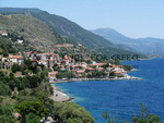 Το Μοναστηράκι είναι χτισμένο στους πρόποδες του βουνού Κούμαρος που φθάνει στη θάλασσα