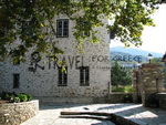 Η Πορταριά με το παραδοσιακό αρχιτεκτονικό της χρώμα